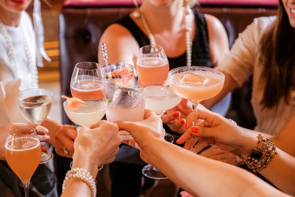 Comment organiser une soirée de cocktails à base de gin artisanal dans un bar contemporain?